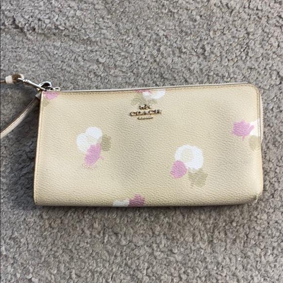 Coach Handbags - 💕Coach creme floral med leather wristlet 💕